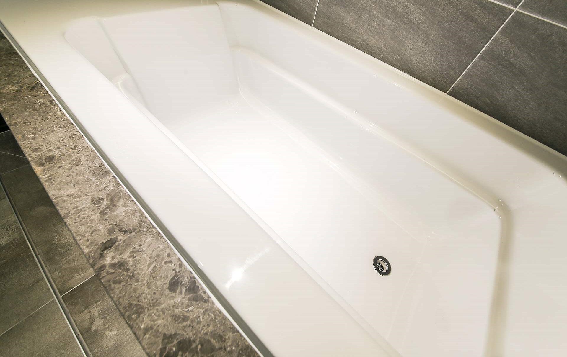 premium room | deep-soaking bathtub