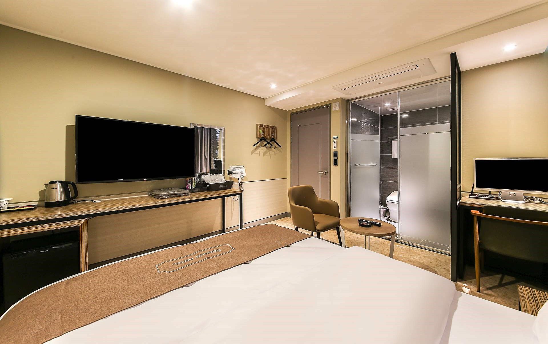 standard room | living area | lcd tv, netflix, computer, pay films