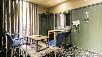 1 habitación, decoración personalizada y muebles diferentes