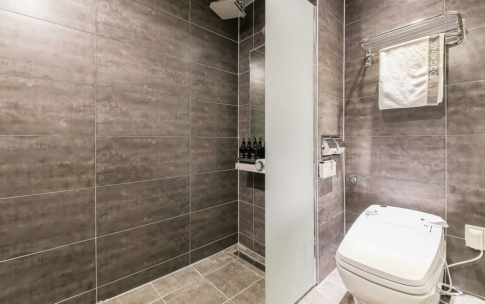 suite | bathroom | separate bathtub and shower, deep-soaking bathtub, rainfall showerhead