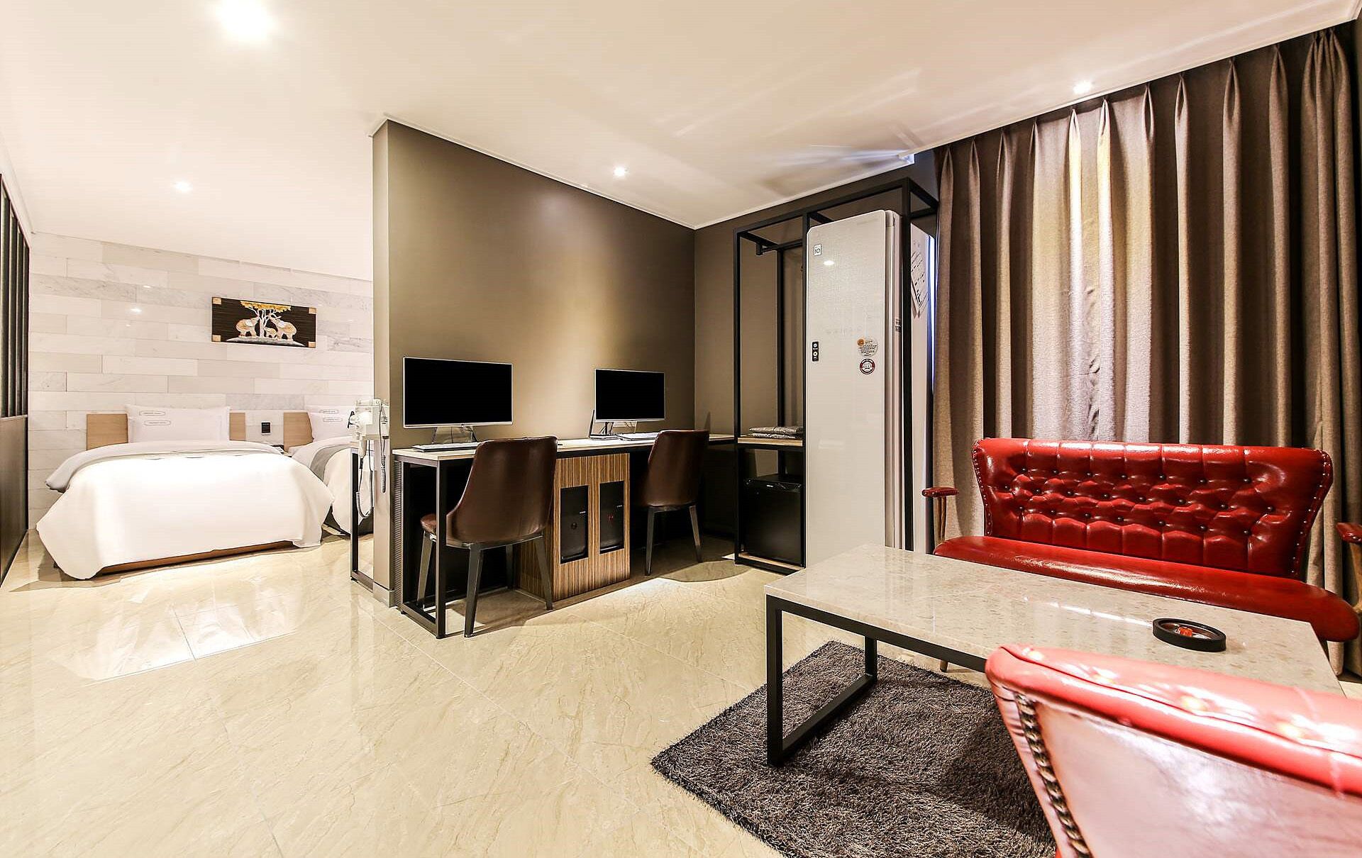 suite twin room | living area | lcd tv, netflix, computer, pay films