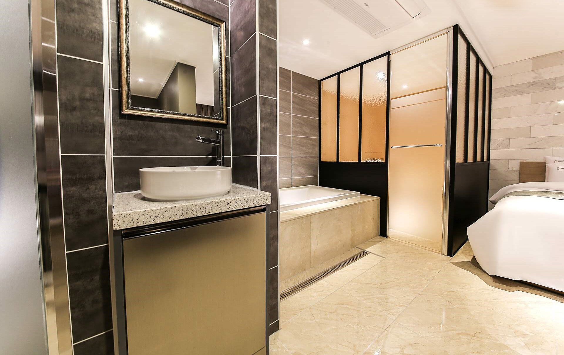 suite twin room | individually decorated, individually furnished, blackout curtains