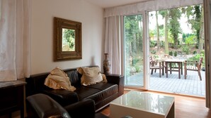 Spacious Flat & Terrace - 2 Rooms - Bath & Kitchen | 거실 | 평면 TV
