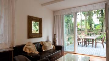 Spacious Flat & Terrace - 2 Rooms - Bath & Kitchen | Wohnzimmer | Flachbildfernseher