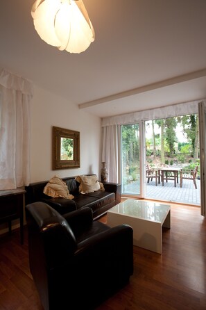 Spacious Flat & Terrace - 2 Rooms - Bath & Kitchen | Living room | Flat-screen TV - a-domo Apartments Mülheim - Serviced Apartments & Flats - short or longterm - single or grouptravel (Muelheim an der Ruhr)