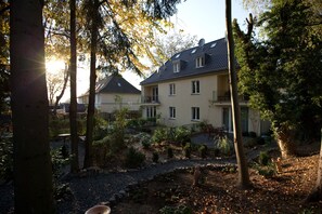 Garden view - a-domo Apartments Mülheim - Serviced Apartments & Flats - short or longterm - single or grouptravel (Muelheim an der Ruhr)