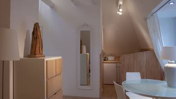 Spacious Flat - 2 Rooms - Bath & Kitchen | Essbereich im Zimmer