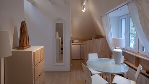 Spacious Flat - 2 Rooms - Bath & Kitchen | 객실 내 식사 공간