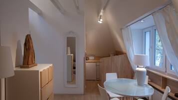 Spacious Flat - 2 Rooms - Bath & Kitchen | Essbereich im Zimmer