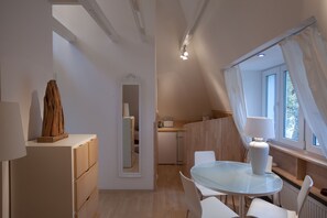 Spacious Flat - 2 Rooms - Bath & Kitchen | In-room dining - a-domo Apartments Mülheim - Serviced Apartments & Flats - short or longterm - single or grouptravel (Muelheim an der Ruhr)