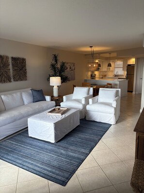 Smart-TV, Bücher, Stereoanlage