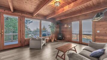 Flatskjerm-TV, peis, DVD-spiller og fotballspill