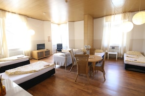 Spacious Budget Flat - 3 Rooms - Kitchen & Bath | 3 slaapkamers, gratis wifi, beddengoed