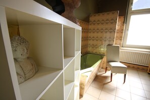 Spacious Budget Flat - 3 Rooms - Kitchen & Bath | Bathroom | Shower, towels, soap, toilet paper - a-domo Apartments Oberhausen - Budget Apartments & Flats - short & longterm - single & grouptravel (Oberhausen)