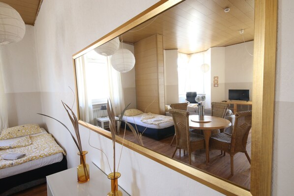 Spacious Budget Flat - 3 Rooms - Kitchen & Bath | Wohnzimmer | Flachbildfernseher