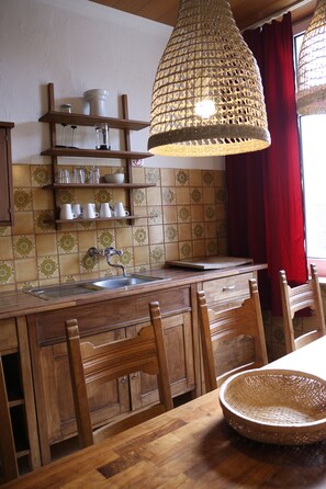 Spacious Budget Flat - 3 Rooms - Kitchen & Bath | Eigene Küche | Kühlschrank, Mikrowelle, Herdplatte, Wasserkocher mit Kaffee-/Teezubehör