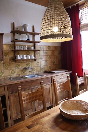 Spacious Budget Flat - 3 Rooms - Kitchen & Bath | Privékeuken | Een koelkast, een magnetron, een kookplaat