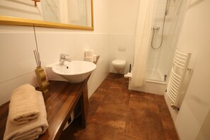 Budget Apartment - 2 Rooms - Kitchen & Bath | Bad | Dusj, håndklær, såpe og toalettpapir