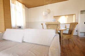 Spacious Budget Flat - 3 Rooms - Kitchen & Bath | Oleskelualue | Taulutelevisio