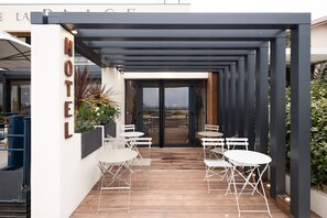 Terrace/patio - Hotel de la Plage (Sète)