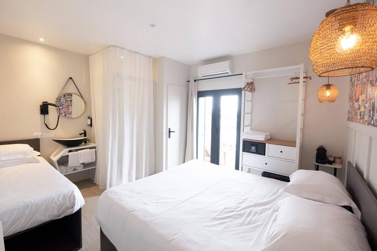 Habitación triple, terraza | Minibar, caja fuerte, cortinas opacas y sistema de insonorización