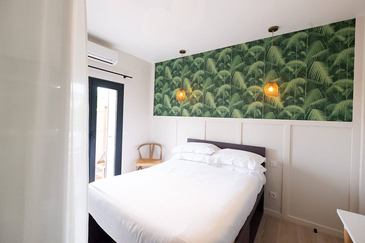 Habitación doble, terraza | Minibar, caja fuerte, cortinas opacas y sistema de insonorización