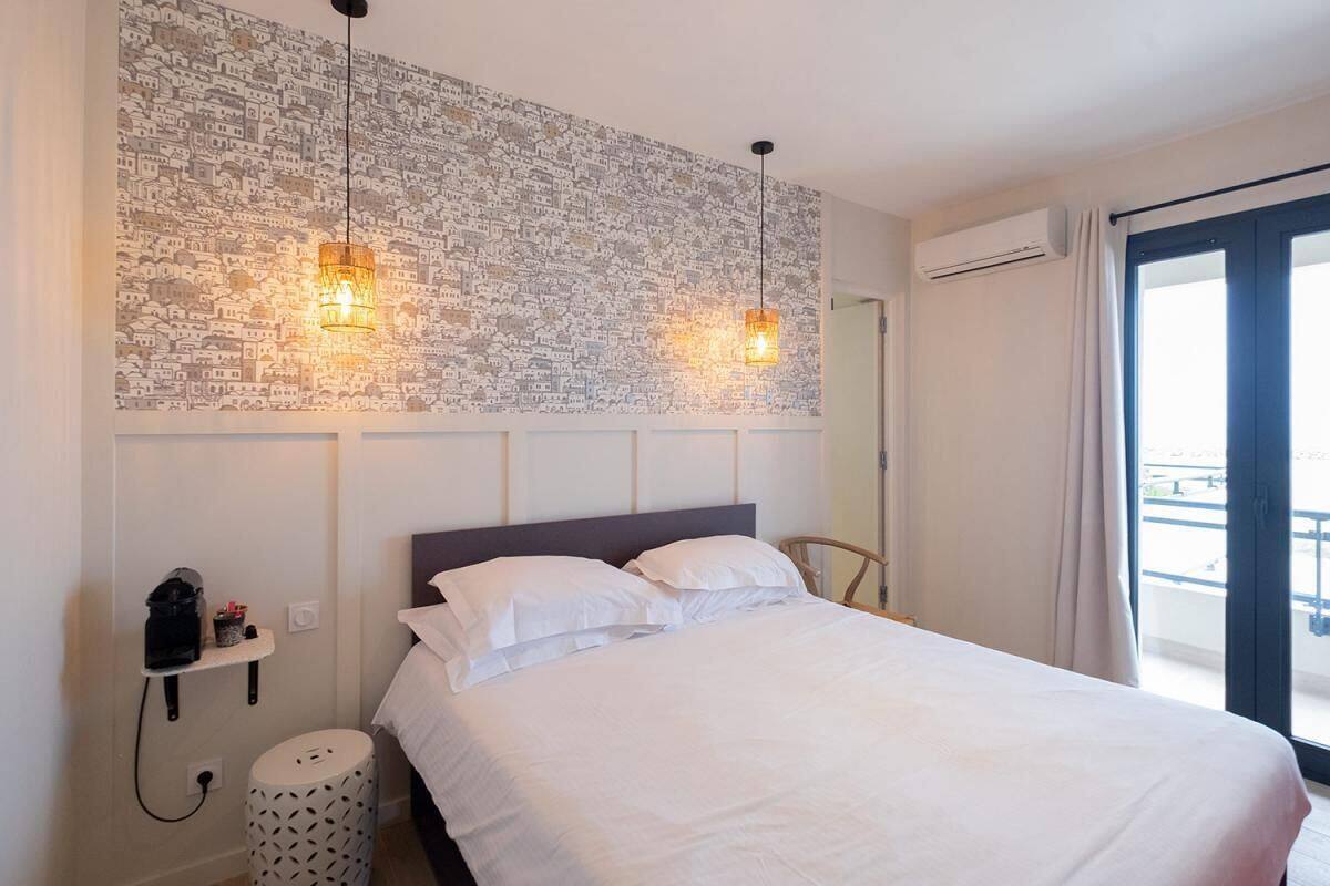 Habitación doble superior, vistas al mar | Minibar, caja fuerte, cortinas opacas y sistema de insonorización