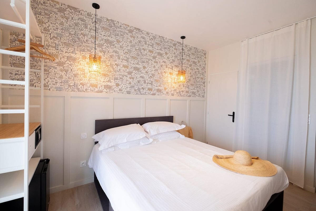 Habitación doble, balcón, vistas al mar | Minibar, caja fuerte, cortinas opacas y sistema de insonorización