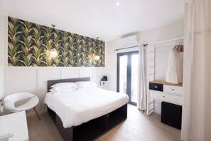 Triple Room, Terrace | Minibar, in-room safe, blackout drapes, soundproofing - Hotel de la Plage (Sète)