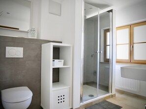 Dusche, Haartrockner, Handtücher
