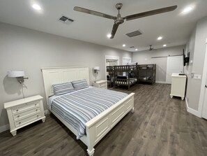5 bedrooms, iron/ironing board, WiFi, bed sheets - Bigfoot's Bungalow - Larger-than-Life Lake Escapes (Bullhead City)