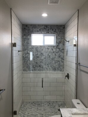 Dusche, Handtücher, Toilettenpapier