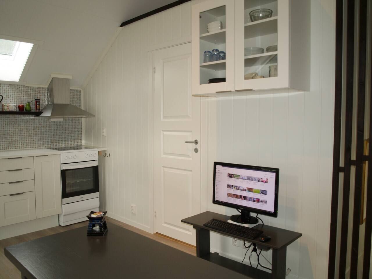 Refrigerador, parrilla de estufa y cafetera y tetera 