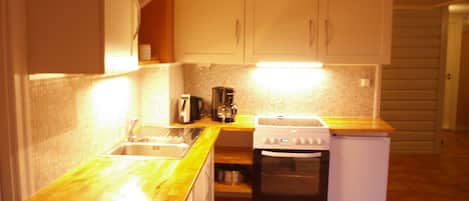 Fridge, stovetop, dishwasher, coffee/tea maker