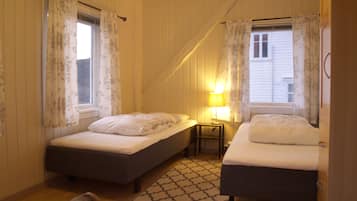 5 bedrooms, iron/ironing board, WiFi, bed sheets
