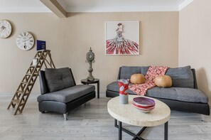 Classic Apartment | Living room | 55-inch Smart TV with cable channels, TV, Netflix - AO21 Apartments (Mexico City)