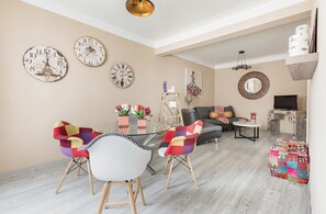 Classic-Apartment | Wohnzimmer | 55-Zoll-Smart-TV mit Kabelempfang, Fernseher, Netflix