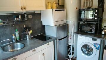 Een koelkast, een magnetron, een vaatwasser