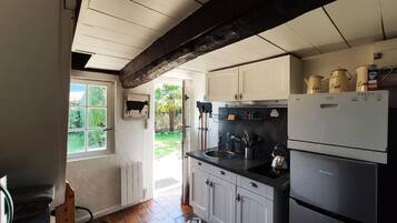 Een koelkast, een magnetron, een vaatwasser