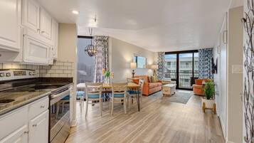 Geladeira, micro-ondas, fogão, cooktop