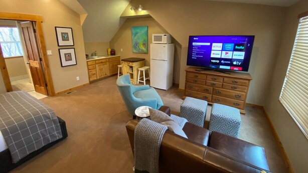 A compact living space with a kitchenette, a television, a sofa, and a bed. - Quiet location in "Swiss community" near Park City (midway)