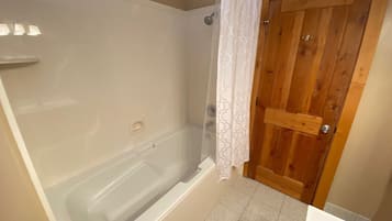Ensemble douche/baignoire, sèche-cheveux, serviettes fournies, savon