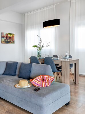 顶层房 (with terrace) | 起居区 | 32-英寸智能电视 （配备有线频道）、电视