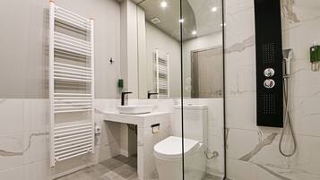 Douche, pomme de douche hydromassante, articles de toilette (gratuits)