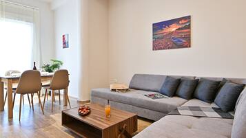 32-inch Smart TV with cable channels, TV