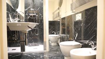 Dusche, Haartrockner, Bidet, Handtücher