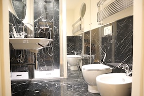 Dusche, Haartrockner, Bidet, Handtücher