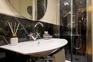 Dusche, Haartrockner, Bidet, Handtücher
