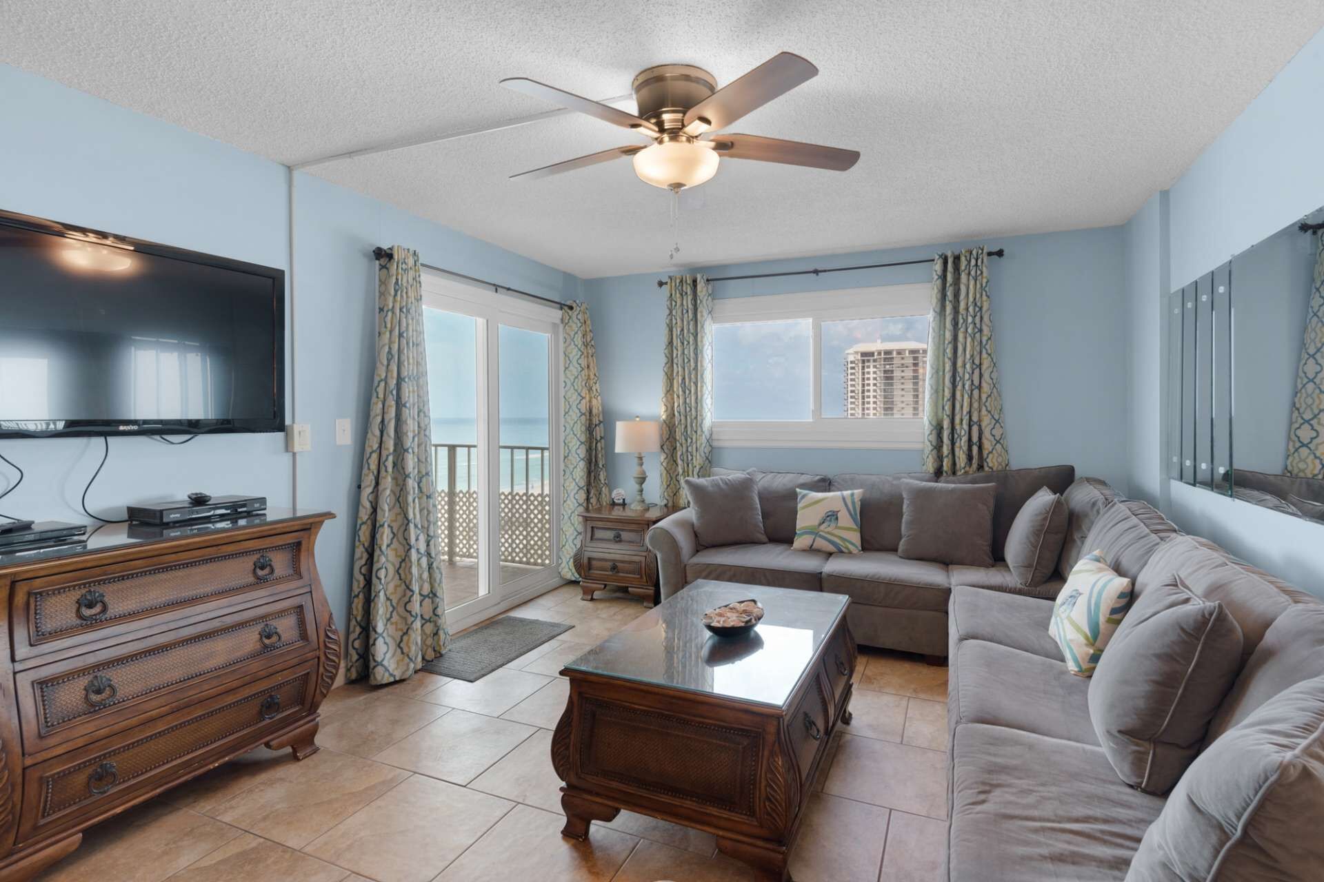 Kondominium | Ruang keluarga | TV layar datar