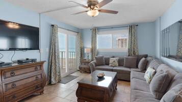 Kondominium | Ruang keluarga | TV layar datar